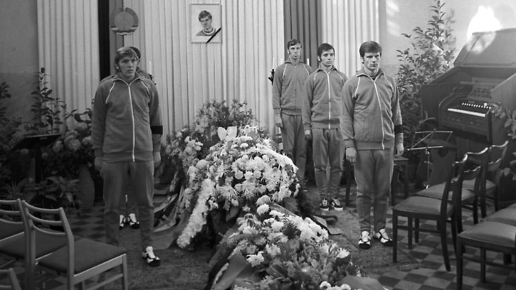 Fußballer des Halleschen FC Chemie stehen im Oktober 1971 am Sarg des verunglückten Teamgefährten Wolfgang Hoffmann.
