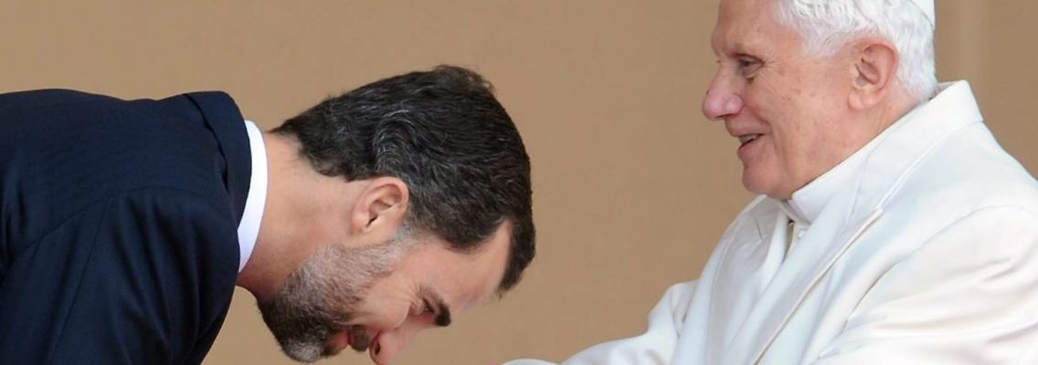 Kronprinz Felipe begrüßt den deutschen Papst bei dessen Ankunft in Spanien.