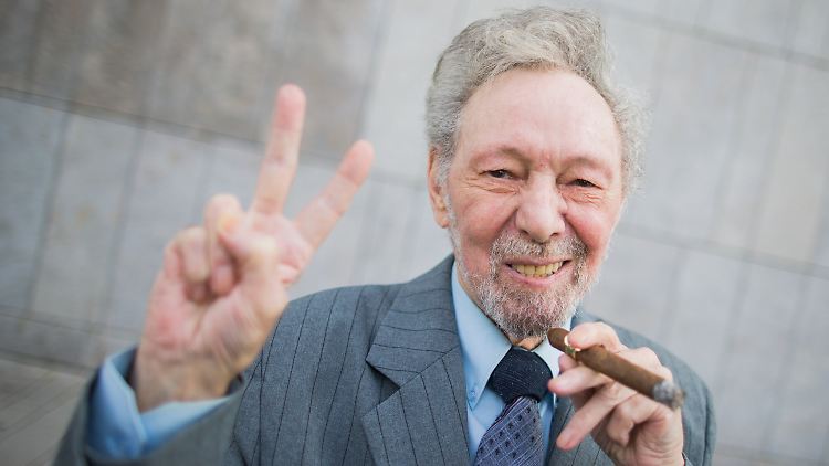 Friedhelm Adolfs in Siegerpose und mit Siegerzigarre. Seine Hartnäckigkeit zahlte sich am Ende aus.