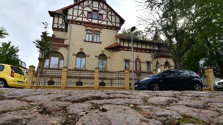 Ein angezündeter Lappen setzte die Tür des Hauses in Brand, doch Mitarbeiter konnten die Flammen rechtzeitig löschen.