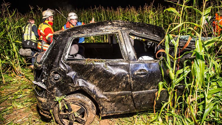 Der VW Polo hatte sich überschlagen und war danach in einem Maisfeld gelandet. 