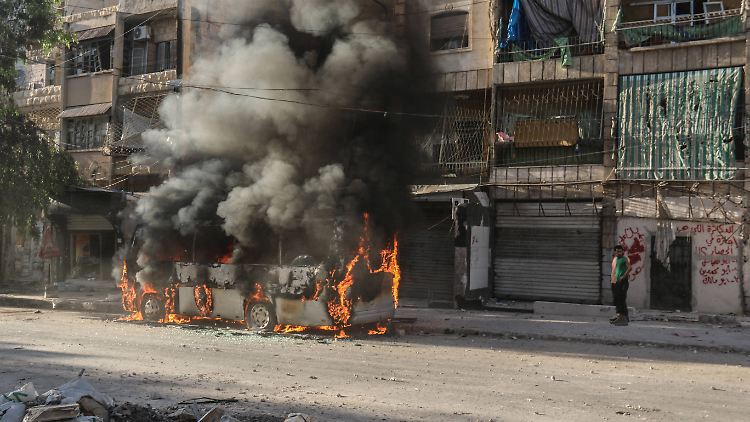 Dieser Bus in Aleppo ging bei einem Angriff in Flammen auf.