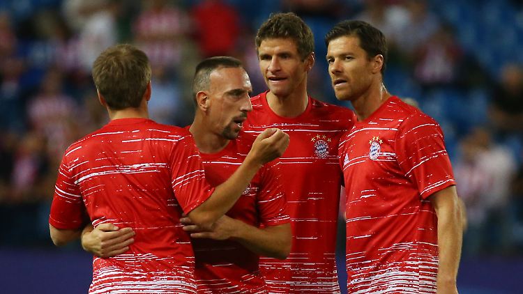 Sie müssen wieder enger zusammen rücken. Das fordert Franck Ribéry (2.v.l.) von seinem Team.