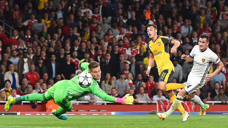 Auch wenn dieser Ball von Mesut Özil nicht drin war, hatte der FC Arsenal keinerlei Probleme mit dem FC Basel.