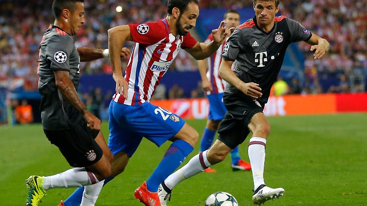 Atléticos Juanfran zieht an Bayerns Thiago Alcántara und Thomas Müller vorbei.