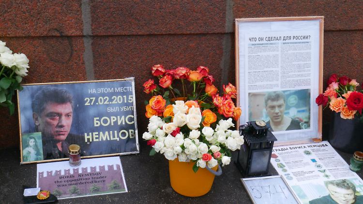 Teile des Boris-Nemzow-Denkmals im Zentrum von Moskau.