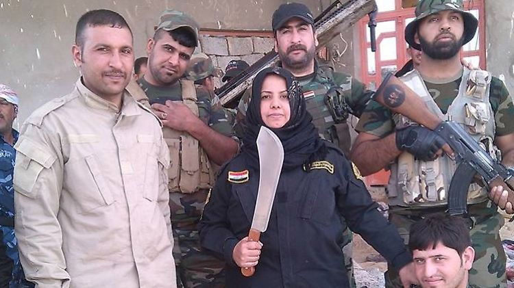 Ein Bild von Mohameds Facebook-Seite zeigt die Kämpferinnen mit einigen ihrer Männer. Und mit ihrer Machete.