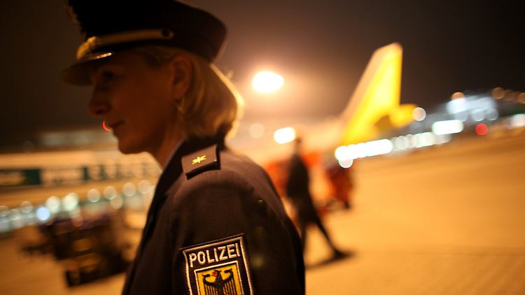 Eine Polizistin auf dem Flughafen Köln-Bonn im Cargo Center der Luftfracht.