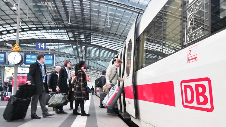 Beim Verkauf der günstigen Bahntickets gab es am Morgen Probleme.