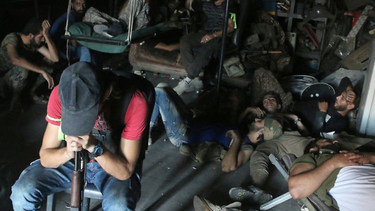 Erschöpfte Kämpfer der Freien Syrischen Armee in Aleppo. 