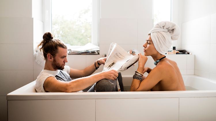 Ganz entspannt in der Badewanne: Andreas Weizel und Alina Süggeler.