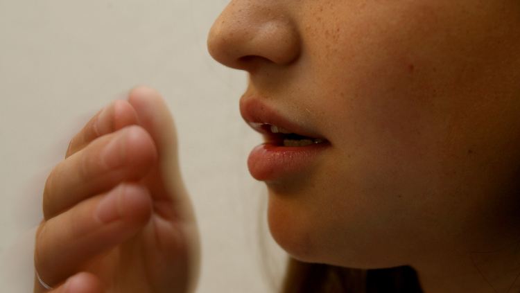 Beim Husten sollte man nicht nur die Hand vor den Mund nehmen, um andere zu schützen, sondern auch, um den Druck abzumildern. 