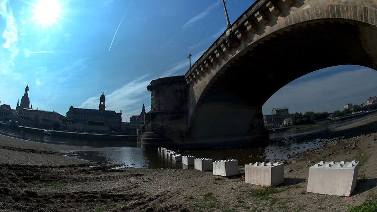 Unter der Augustusbrücke in Dresden liegen Betonblöcke, die einen Anschlag nach dem Muster von Nizza verhindern sollen.