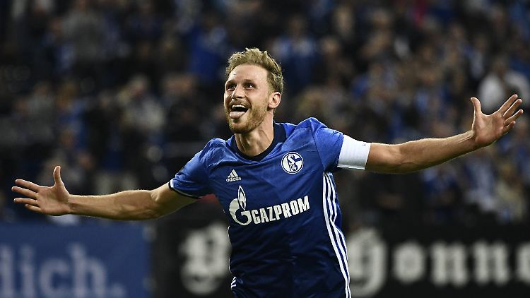 Schalke-Kapitän Benedikt Höwedes steuerte anderthalb Tore zum Sieg über Salzburg bei.
