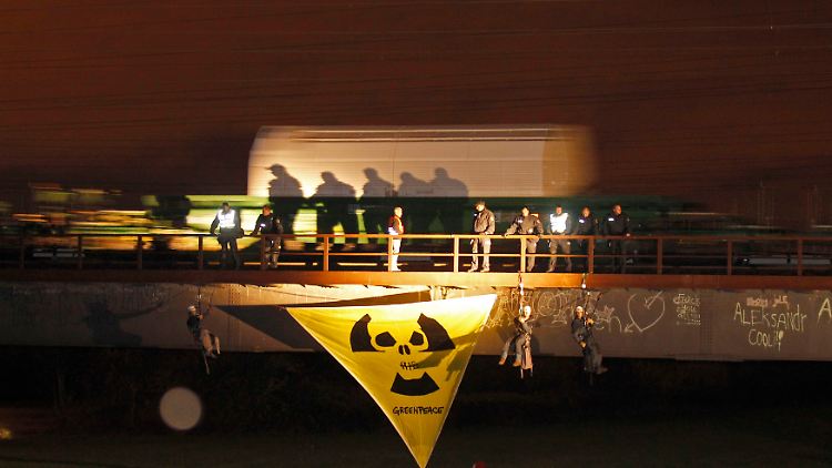 Abgeseilte Greenpeace-Aktivisten - doch der Zug rollt schon wieder.