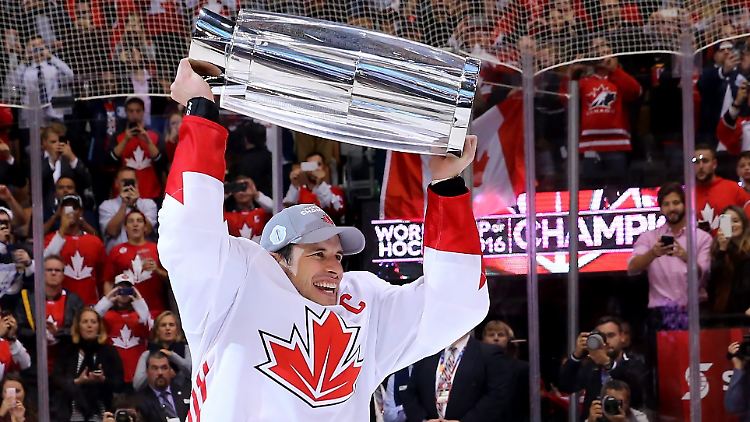 Neben dem Pokal räumt Kanadas Superstar Sidney Crosby auch noch die Auszeichnung als wertvollster Spieler des Turniers ab.