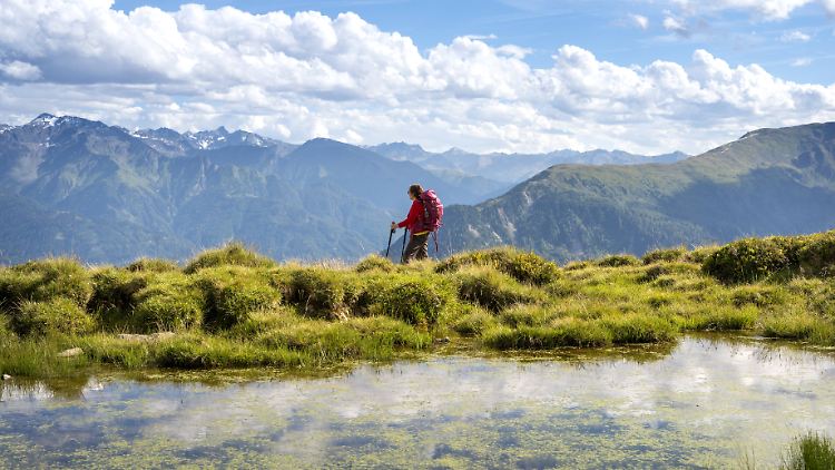 Beim Wandern spielt die Ausrüstung eine wichtige Rolle - vor allem wetterfeste Kleidung und rutschfeste Schuhe sind ein Muss.