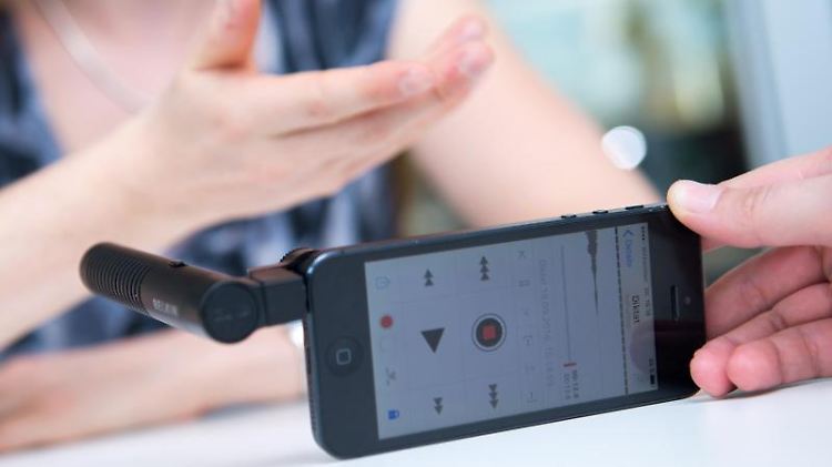 Ein externes Mikrofon und die passende App können ein Handy in ein professionelles Aufnahmegerät verwandeln.