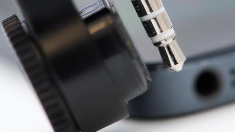 Die drei Ringe am Klinkenstecker zeigen an, dass man mit ihm auch Aufnahmen über ein externes Mikrofon machen kann. Reine Kofhörer-Stecker haben nur drei Ringe.