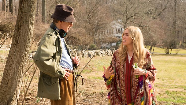 Die Anti-Vietnamkrieg-Aktivistin Lennie (Miley Cyrus) mischt die Ehe von Sidney Munsinger (Woody Allen) auf.