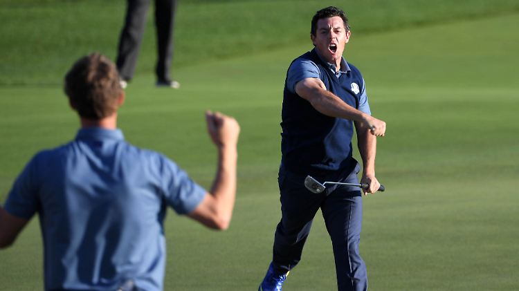 Rory McIlroy feiert seinen Sieg für Europa an der Seite von Thomas Pieters im Fourball.