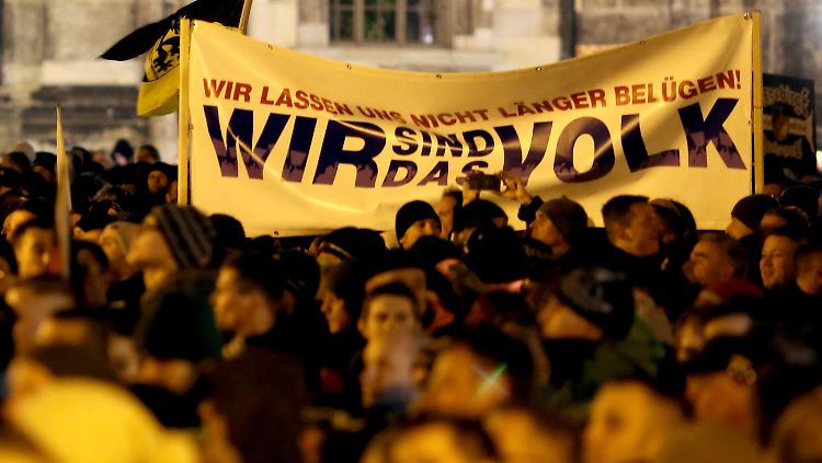 Bei Pegida-Kundgebungen sind immer wieder Banner mit der Aufschrift "Wir sind das Volk" zu sehen.