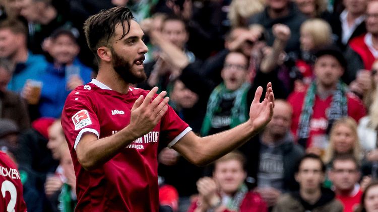 Knapper Sieg: Hannovers Kenan Karaman bejubelt sein Tor.