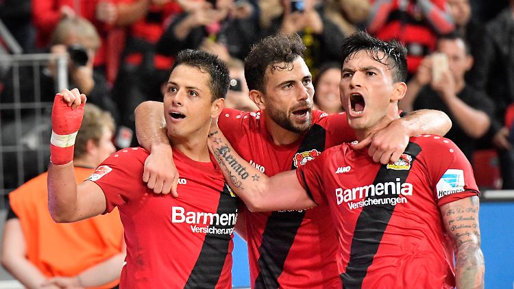Javier Hernandez feiert zum Tor zum 2:0 mit Admir Mehmedi und Charles Aranguiz.