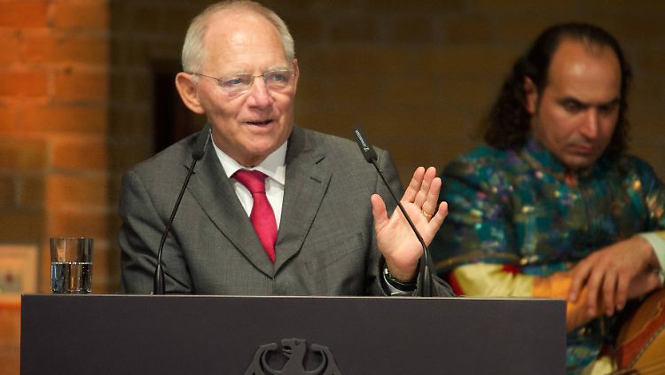 Wolfgang Schäuble warnt vor mangelndem Respekt - auch von Menschen "mit ziemlich wenig Migrationshintergrunf". 