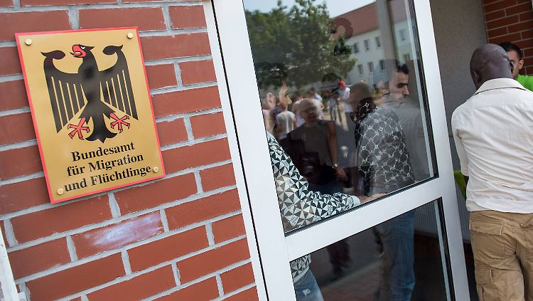 Einige Flüchtlinge warten noch immer auf ihre Registrierung in einer Bamf-Außenstelle.
