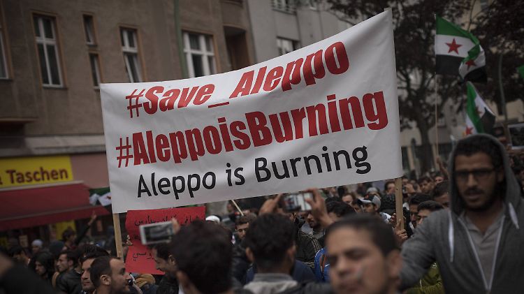 Auch in Berlin fordern deutsche und syrischen Demonstranten ein Ende der Luftangriffe.