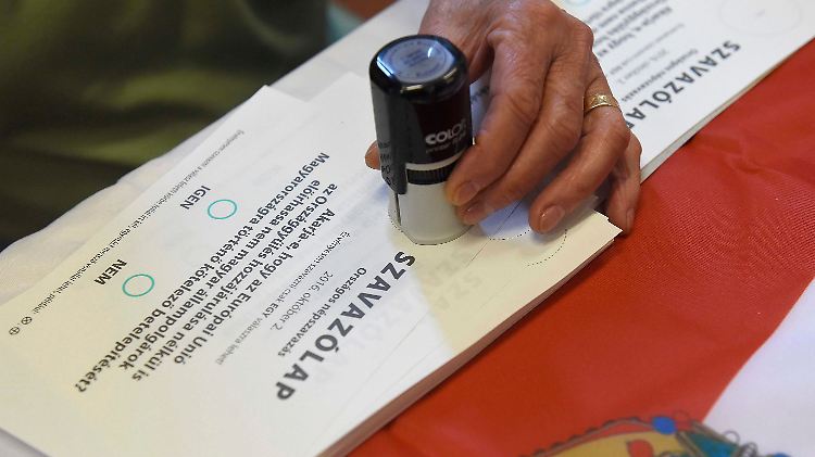 Die Frage bei dem Referendum lautete: Wollen Sie, dass die Europäische Union auch ohne Zustimmung des ungarischen Parlaments die verpflichtende Ansiedlung von nicht-ungarischen Staatsbürgern in Ungarn vorschreiben kann?