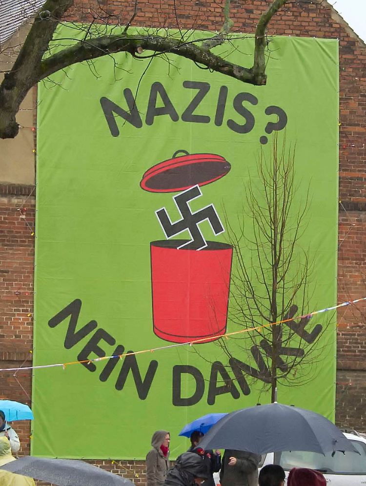 Rund 400 Menschen versammelten sich zum Protest gegen den NPD-Parteitag.