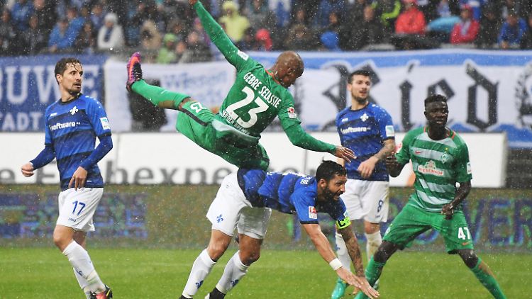 Unglückliches Timing: Werders Theodor Gebre Selassie verursachte einen Elfmeter gegen Darmstadt 98.
