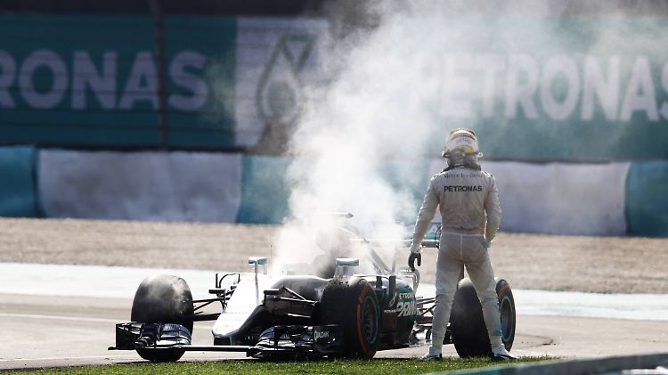 Lewis Hamilton musste zusehen, wie sein Siegtraum in Flammen aufging.