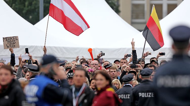 Aufgeheizte Atmosphäre zur Einheitsfeier in Dresden: Drinnen feiern Repräsentanten des Staates, draußen zeigen Unzufriedene ihren Frust.