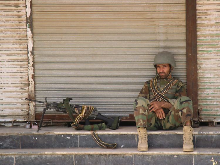 Taliban-Kämpfer dringen erneut bis nach Kundus vor: Maschinengewehrschütze der afghanischen Sicherheitskräfte.