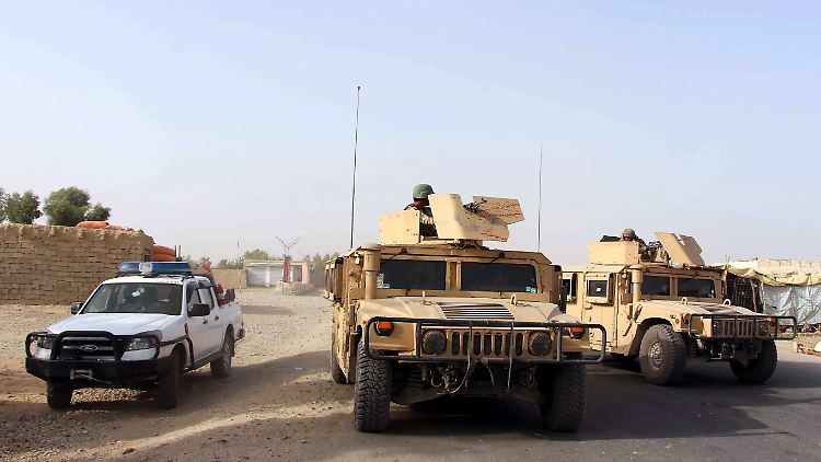 Schwer bewaffnete Einheiten der afghanischen Sicherheitskräfte, ausgestattet mit Waffen und Fahrzeugen aus US-Beständen: "Die kommen als Zivilisten."