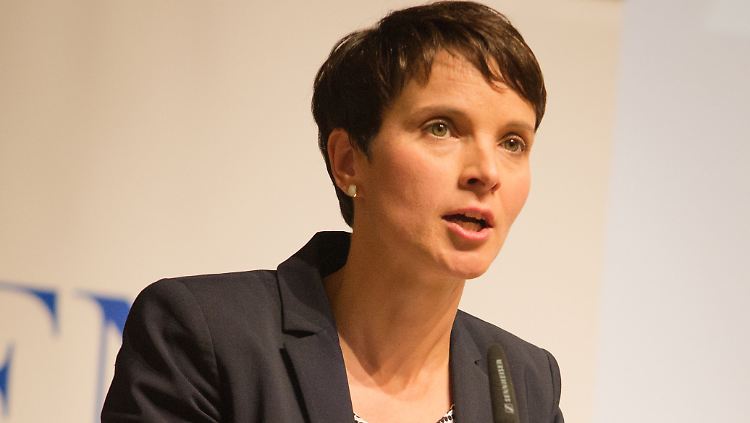 "Es war gefährlich, seine Meinung zu sagen": Die AfD-Bundesvorsitzende Frauke Petry spricht im Kursaal in Stuttgart zu Parteianhängern. 