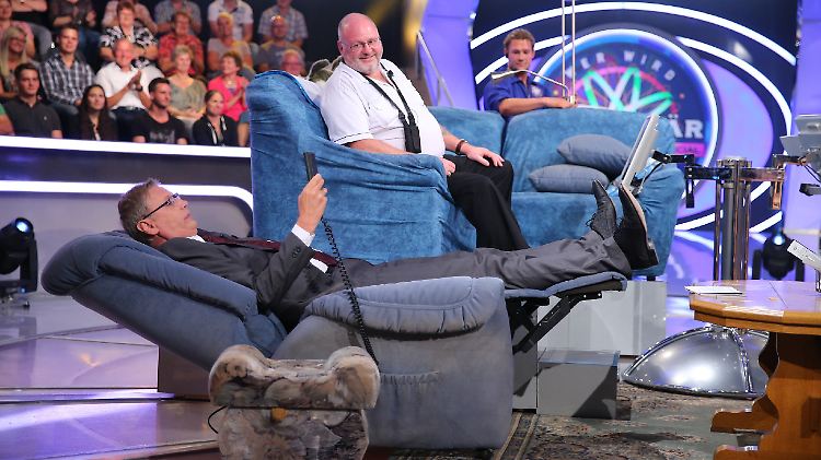 Wagt einen Blick in die Welt des "Sofa-Klugscheißers" Dieter Hartmann: Günther Jauch (l.)