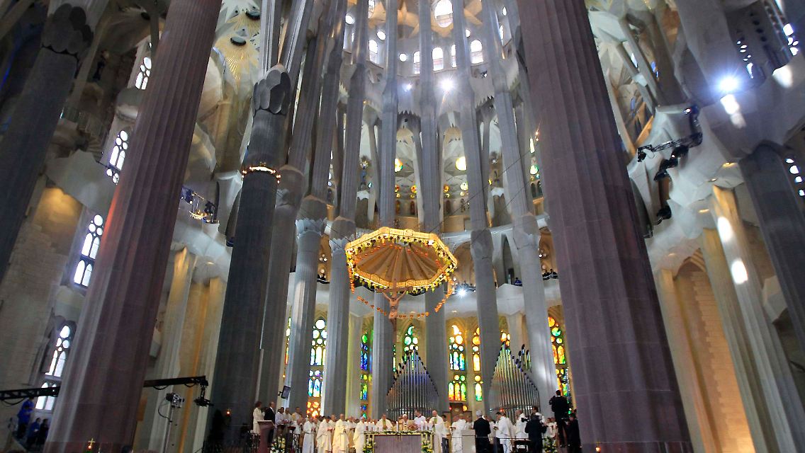 In der Sagrada Familia wirkt selbst das größte Kirchenoberhaupt winzig.