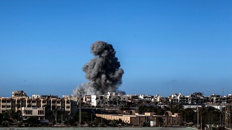 Der IS war Ende des Jahres aus Sirte vertrieben worden - hier sind Luftangriffe vom September zu sehen.