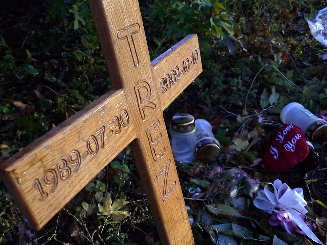Ein Kreuz an der Stelle, an der eine 20-jährige Schwedin dem Heckenschützen zum Opfer fiel.
