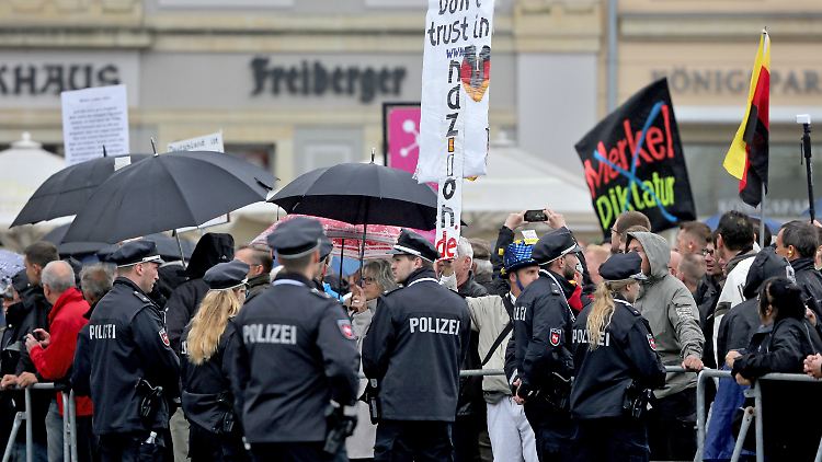 Polizeibeamte auf der Einheitsfeier in Dresden