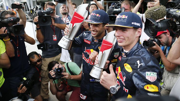 Daniel Ricciardo (l.) und Max Verstappen kämpfen beide um die Vorherrschaft im Rennstall von Red Bull.