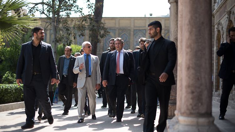 Bundesminister Gabriel besucht den Iran mit einer großen Wirtschaftsdelegation.