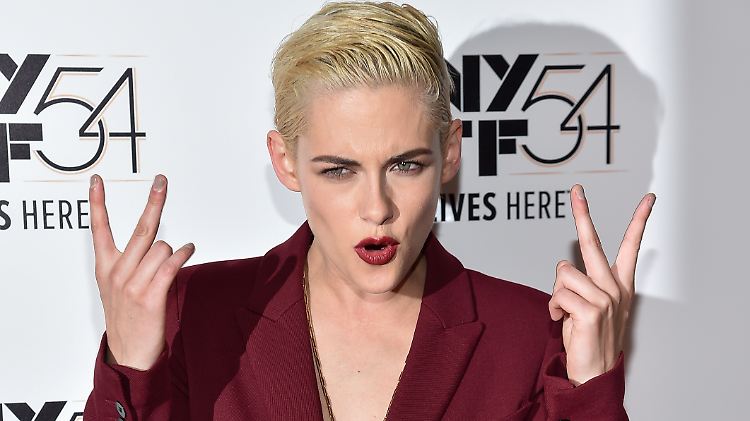 Haare kurz und blond, Jacke offen - wow!