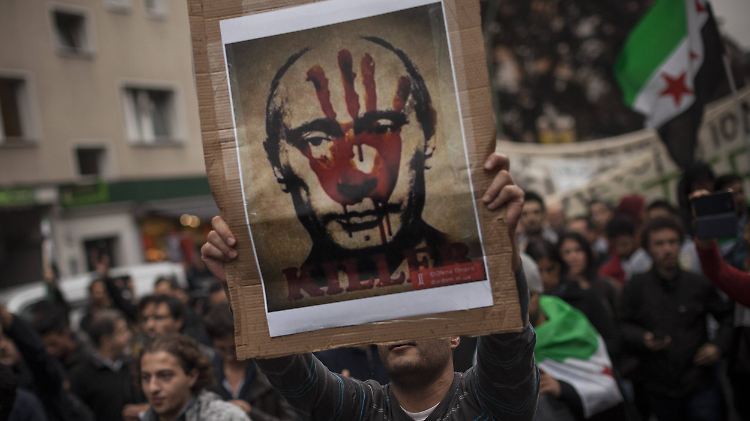 In Berlin sind am Wochenende Syrer auf die Straße gegangen, um gegen die Politik des russischen Präsidenten zu demonstrieren. Viele kritisieren auch, dass die USA und die EU ihrer Meinung nach nicht genug tun, um Wladimir Putin zu stoppen.