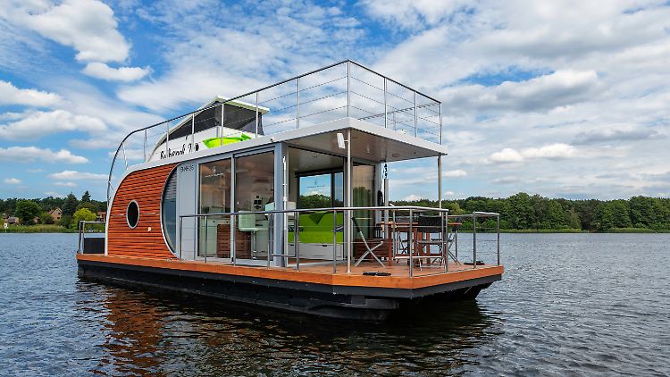 Auf dem Hausboot schippern ist eine enschleunigte Form zu Reisen und gleichzeitig die Natur zu erleben.