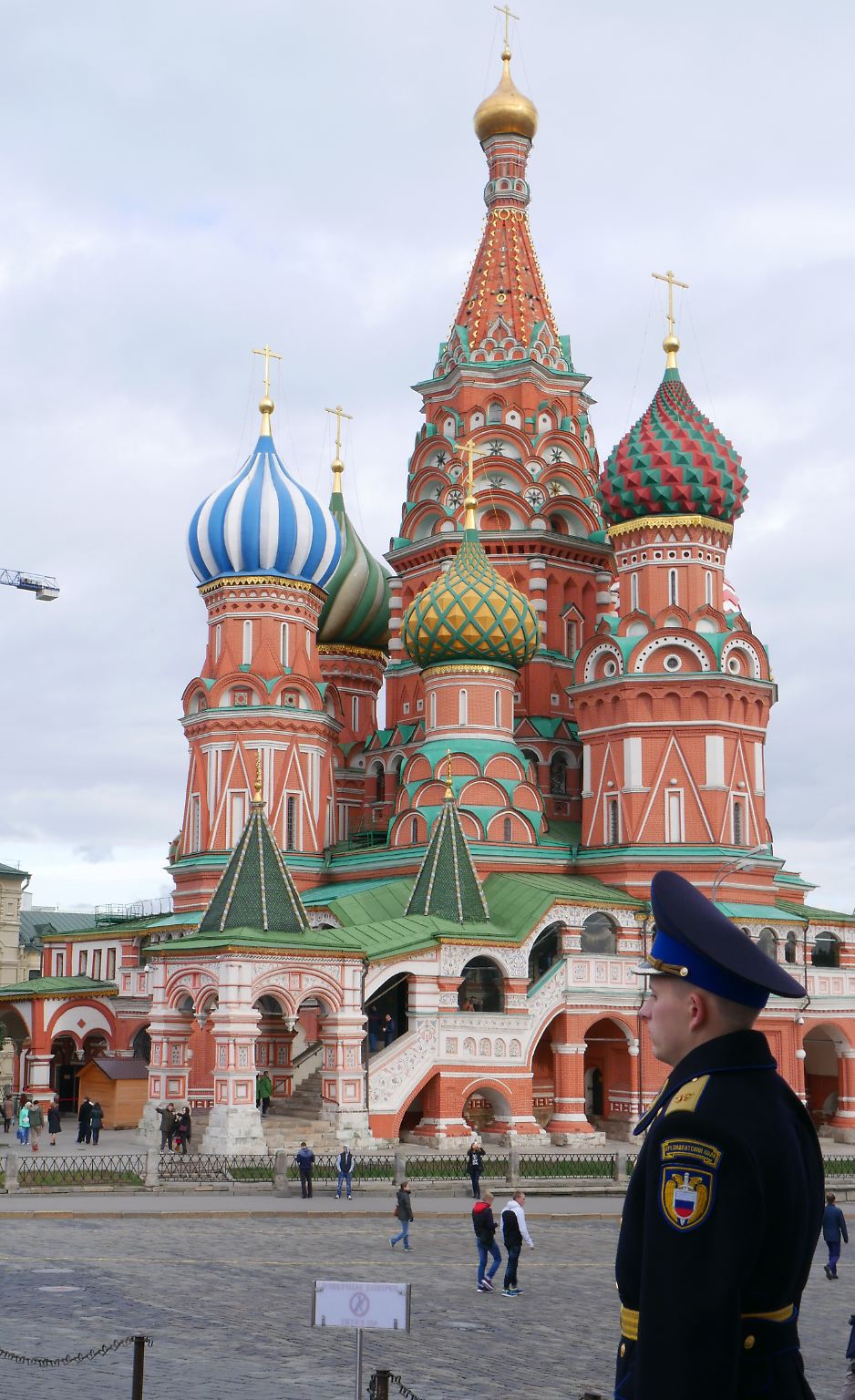 Wer an Moskau denkt, denkt sofort an dieses Bild: die Basilius-Kathedrale, die mit ihren bunten Türmen den Roten Platz erstrahlen lässt. 